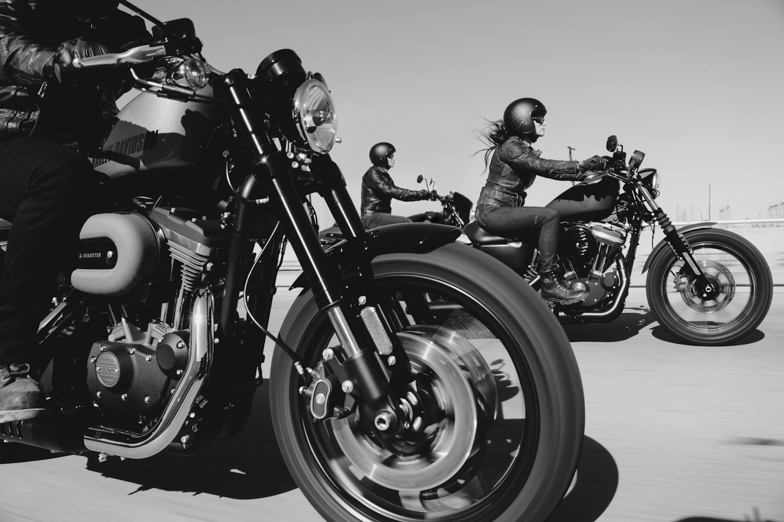 foto en blanco y negro de personas conduciendo motocicleta